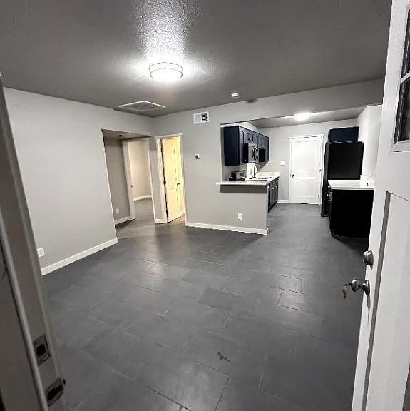 1102 W Cochise Dr #3 — Photo 3