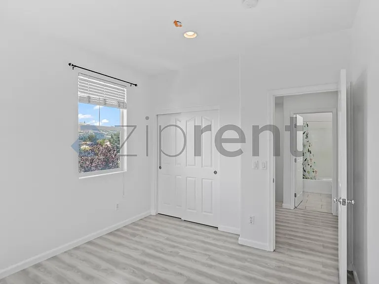 657 N Capitol Ave — Photo 23