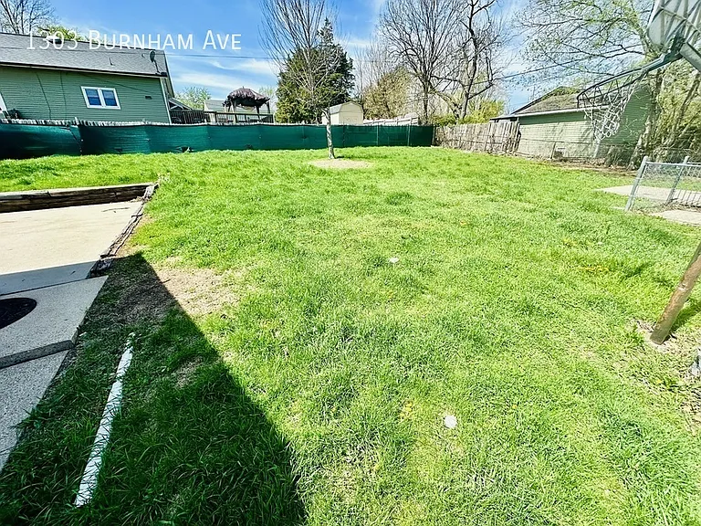 1303 Burnham Ave — Photo 10