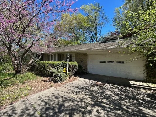 1081 Carver Rd, Cleveland Heights, OH 44112