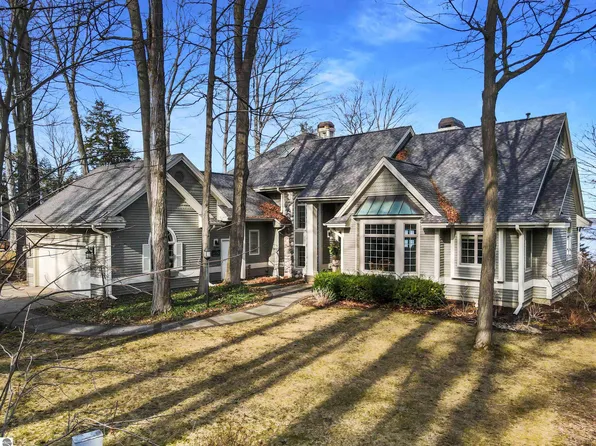 8741 Woodridge Dr, Williamsburg, MI 49690