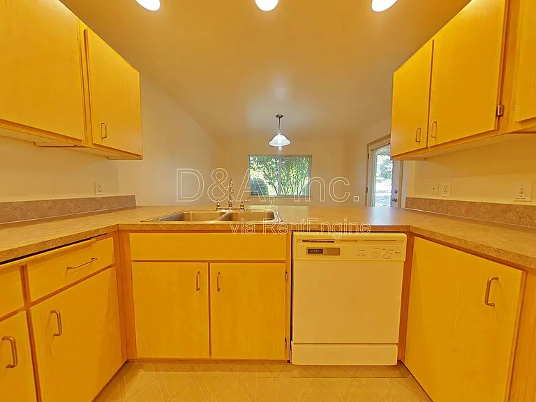 911 NW Anjni Cir — Photo 8