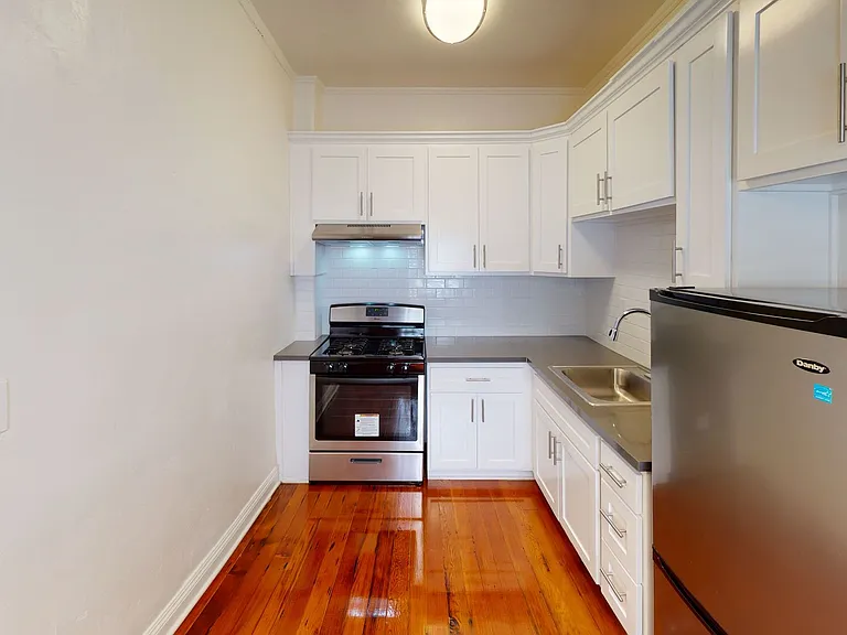 La Chandelle Apts...Charming building...Renovated Apartments Available...Hardwood Floors! — Photo 3