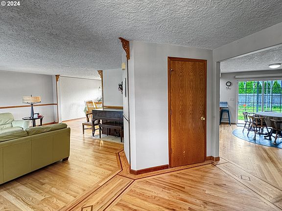 4th image of 15405 SE Sunpark Dr