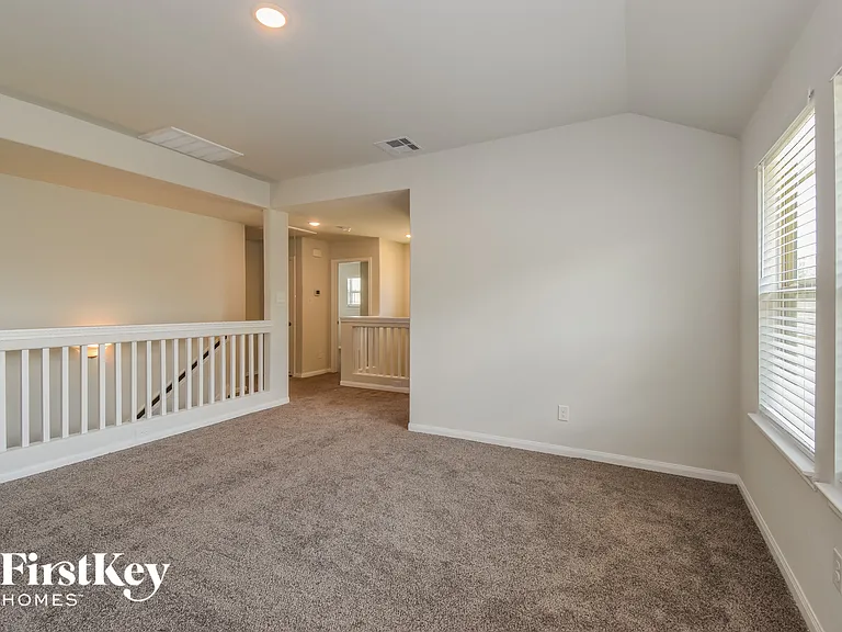 317 Lakeway Cir — Photo 6