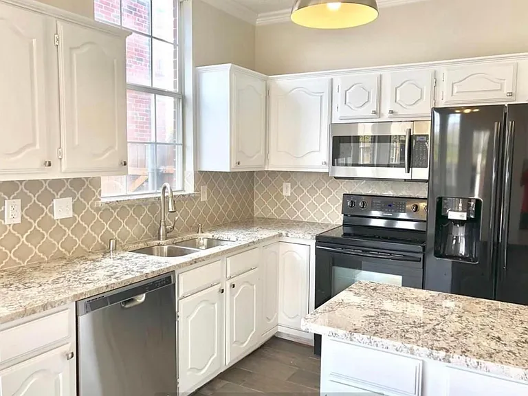 11112 Newport Dr — Photo 3