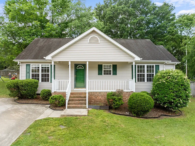 404 Foxbridge Ct — Photo 1