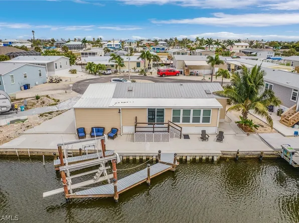 3121 Binnacle Ln, Saint James City, FL 33956
