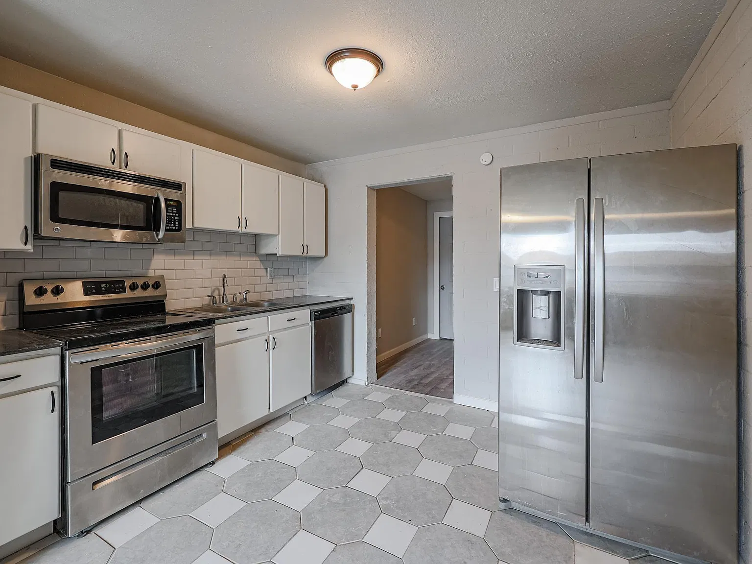4 bed, 1277 sqft, $2,450 — Photo 3