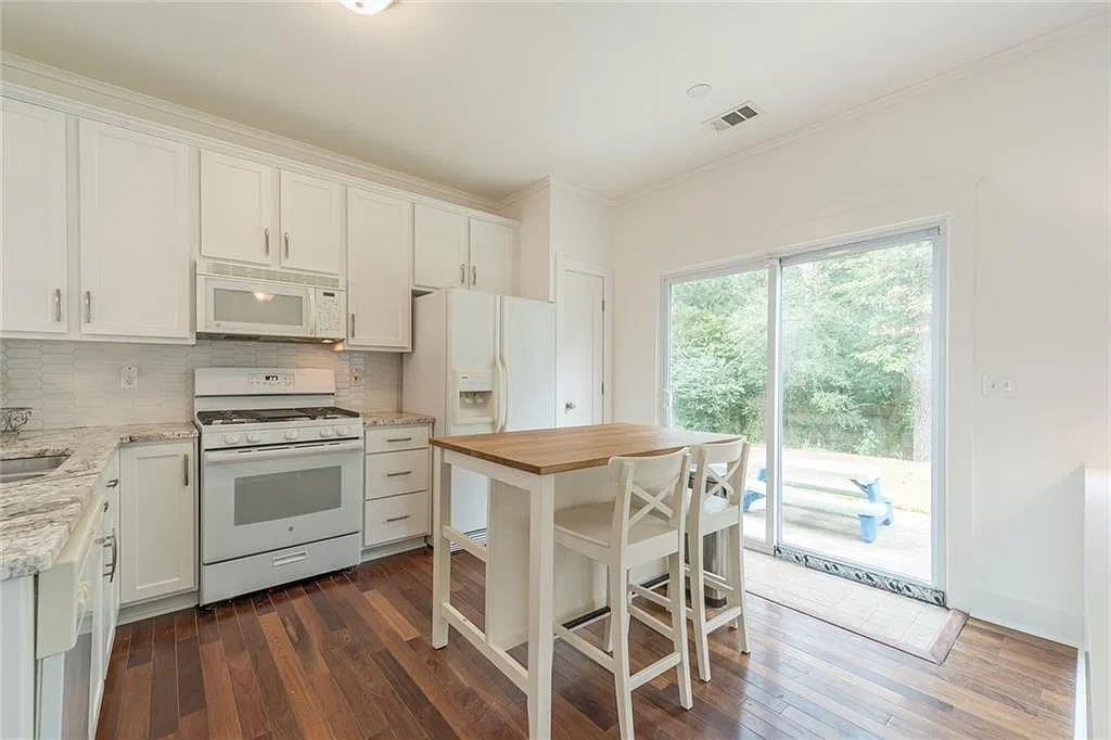 3 bed, 1435 sqft, $2,000 — Photo 4