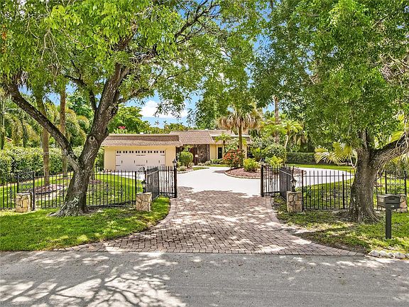 5th image of 601 S Lake Dasha Dr