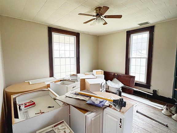 4th image of 409 E 2nd St