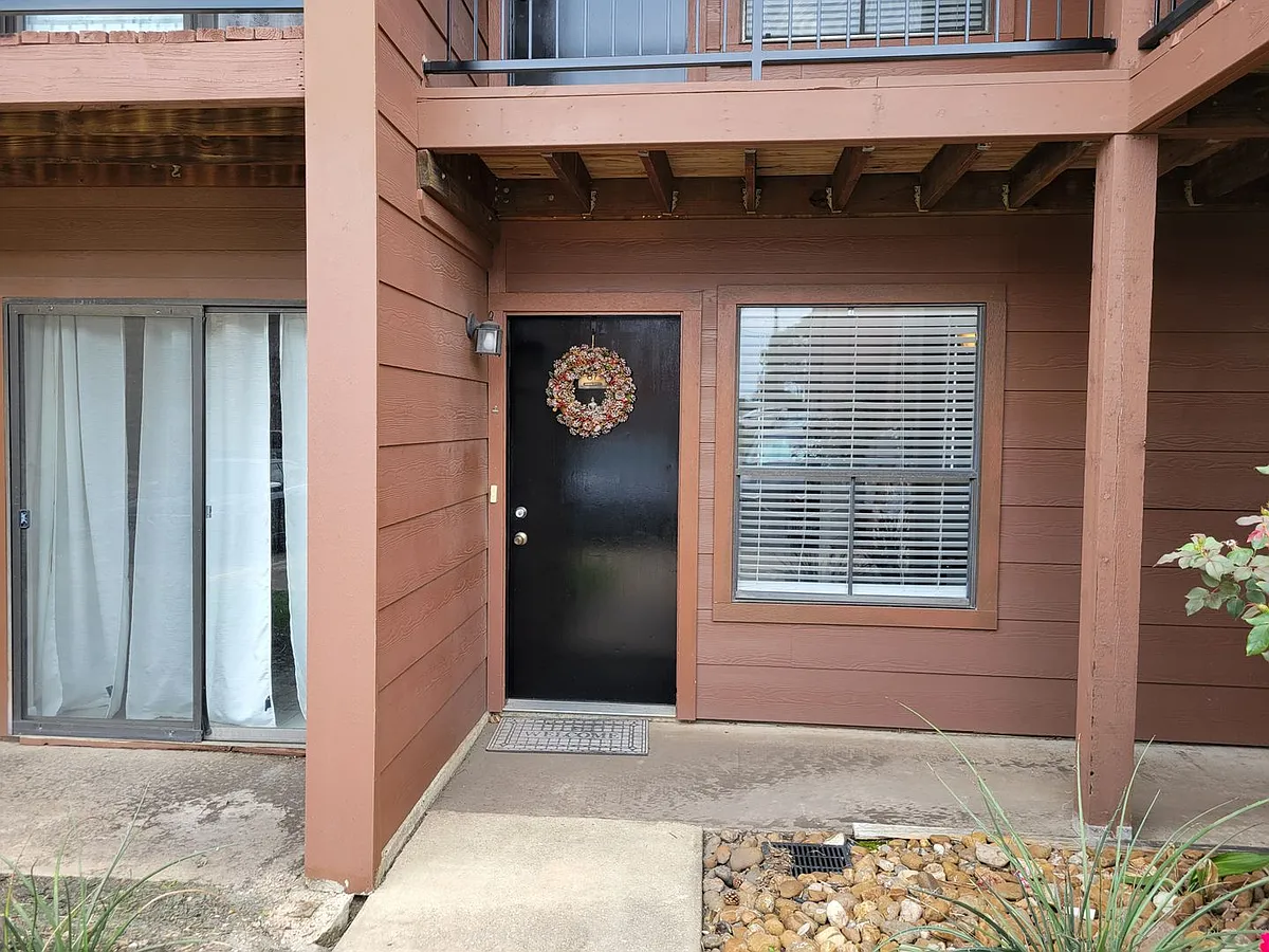 Building Photo - 904 University Oaks Blvd #87