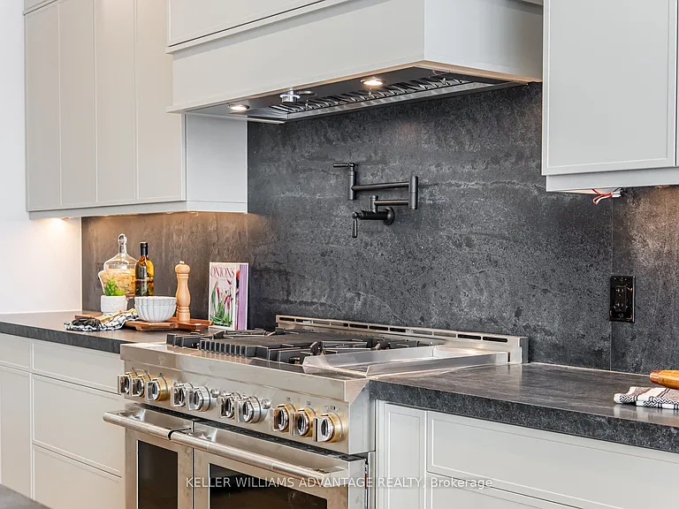 711 Hillview Cres — Photo 9