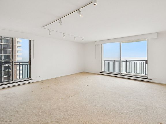 5th image of 6007 N Sheridan Rd APT 27B
