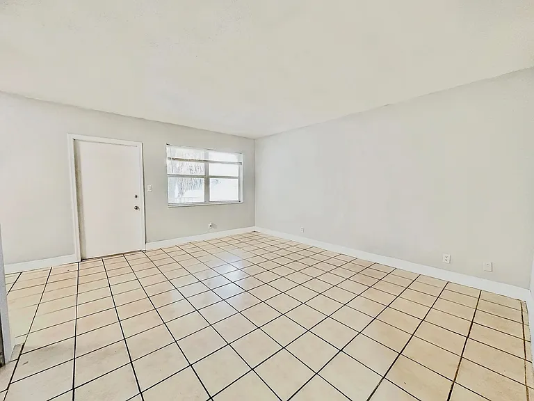 1007 W Prospect Rd — Photo 36