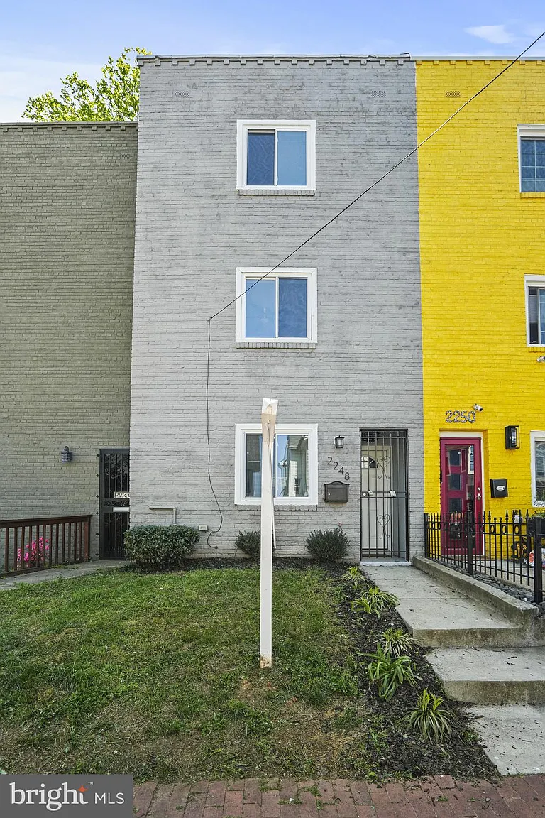 2248 Mount View Pl SE photo 1