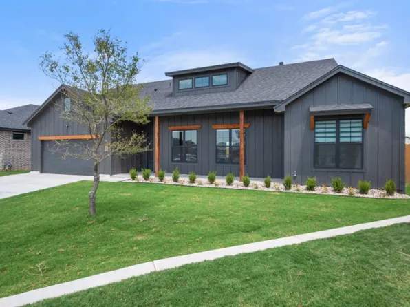 619 E 15th St, Wolfforth, TX 79382