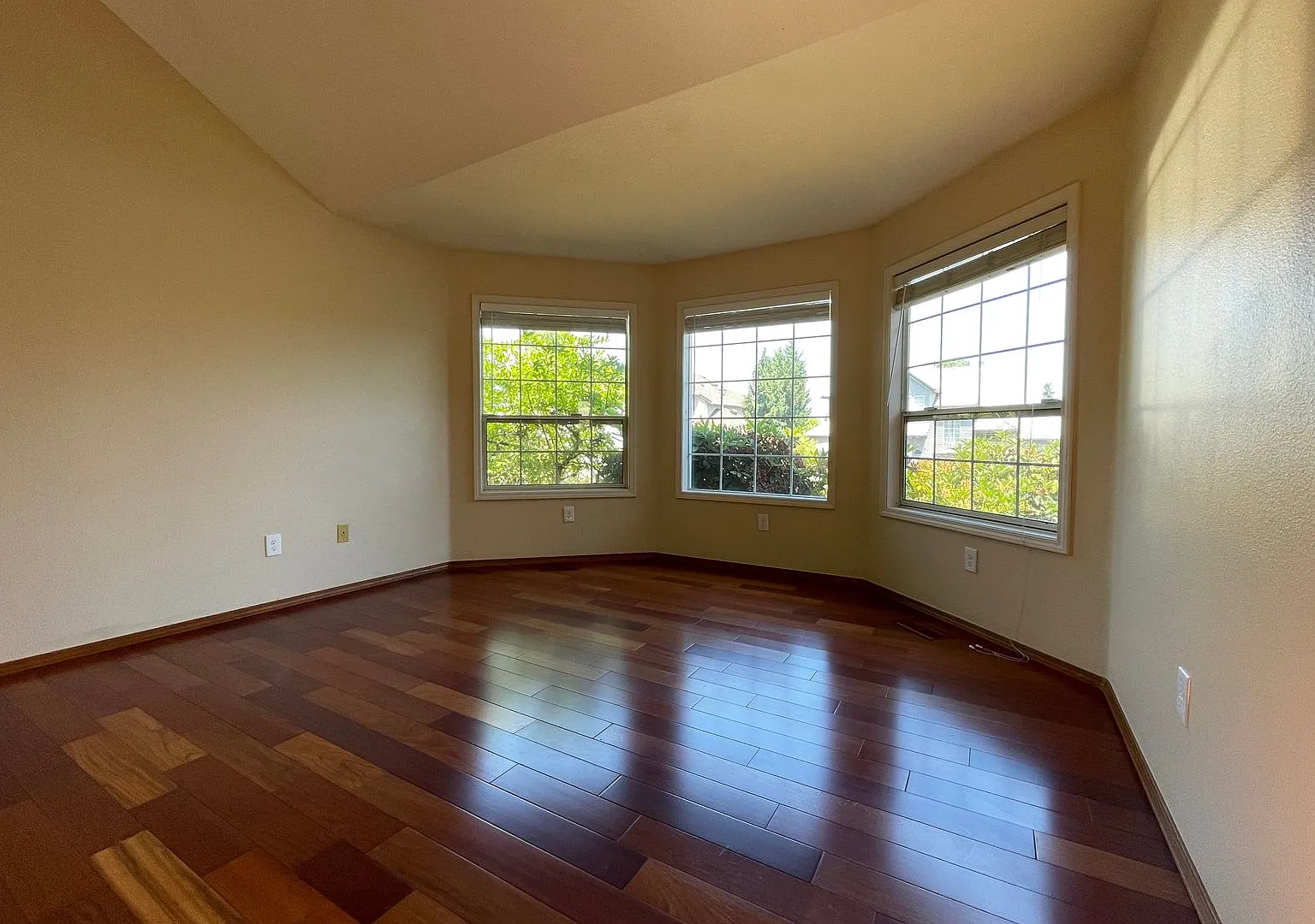Gorgeous Beaverton home available with attached garage, fenced yard & more! — Photo 3