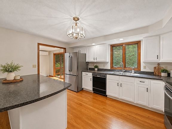 3rd image of 5 Windemere Dr