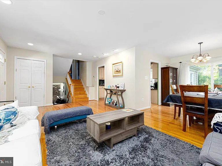 4 Sussex Ct — Photo 5
