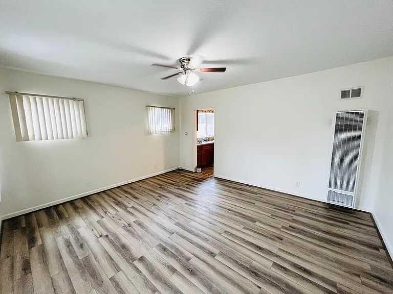 Living room, vinyl flooring