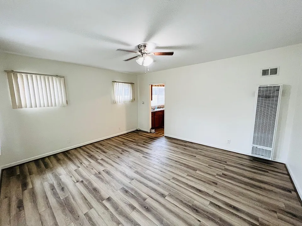 Living room, vinyl flooring