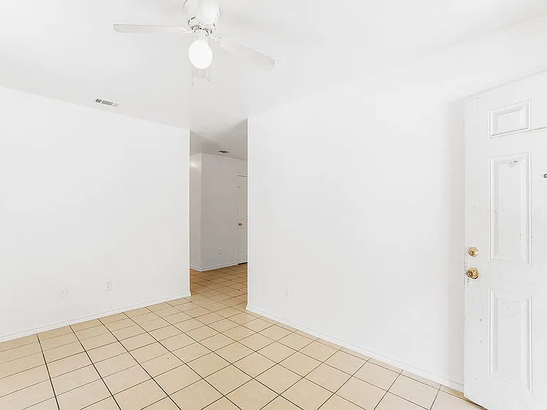 315 Isbell Rd — Photo 2