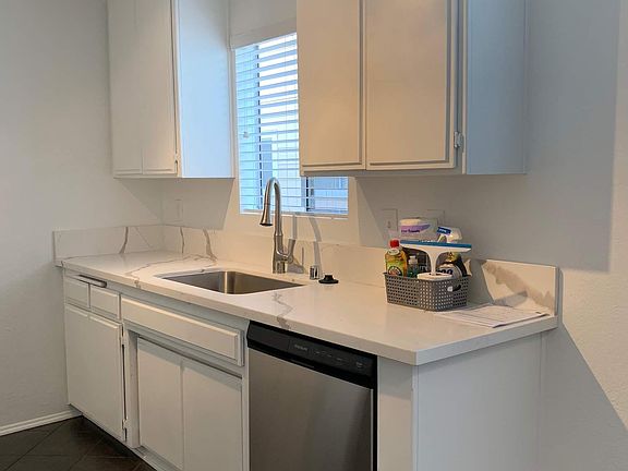 5th image of 5439 Whitsett Ave APT 15
