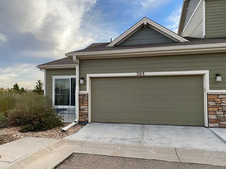 203 Jackson Dr — Photo 2