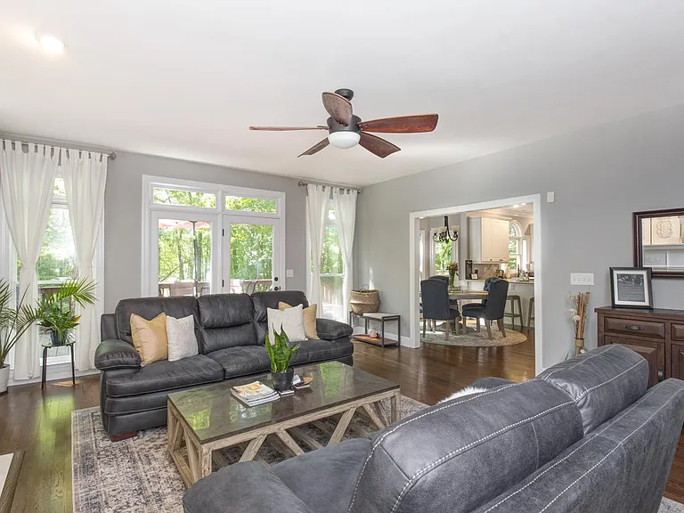 1315 Lake Point Dr — Photo 4