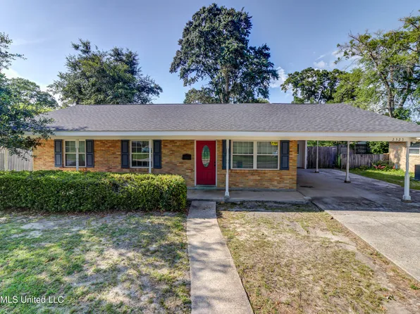 2323 Middlecoff Dr, Gulfport, MS 39507
