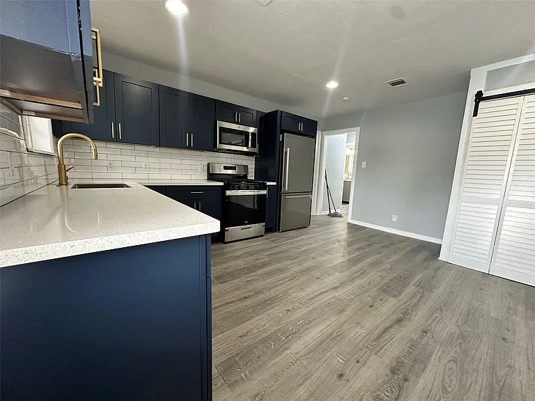 502 Avenue F — Photo 15