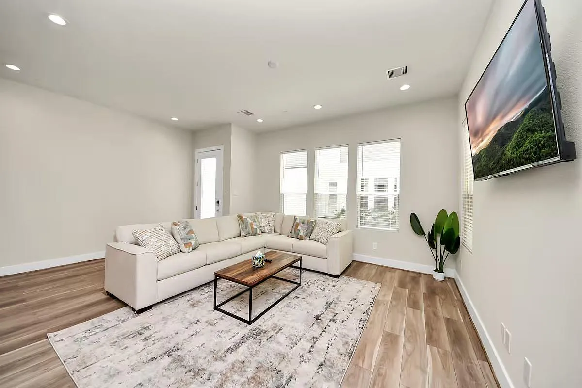 3 bed, 2.5 bath, 1953 sqft, $2,600 — Photo 3