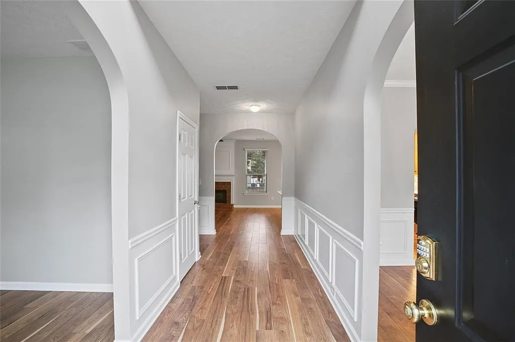 4 bed, 2.5 bath, 2553 sqft, $2,600 — Photo 3