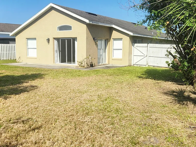 324 Woodbay Ct — Photo 2