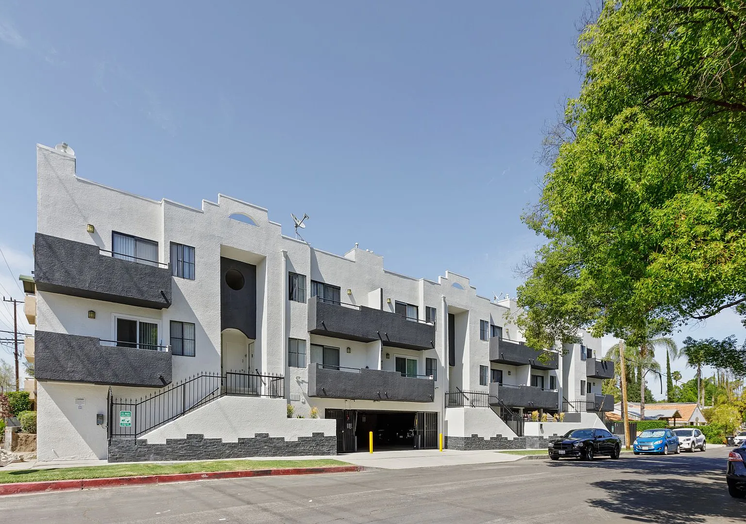 Gorgeous 2 Bed/2 bath apartment in excellent Sherman Oaks area! — Photo 1