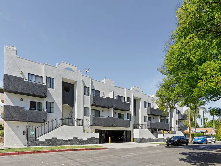 Gorgeous 2 Bed/2 bath apartment in excellent Sherman Oaks area! — Photo 15