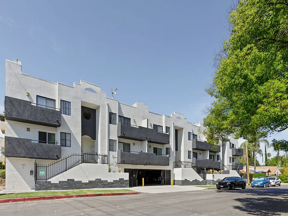 Gorgeous 2 Bed/2 bath apartment in excellent Sherman Oaks area!