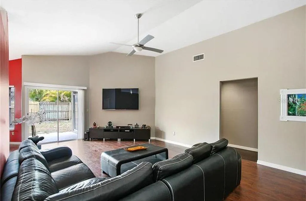3 bed, 2.0 bath, 1695 sqft, $2,295 — Photo 2