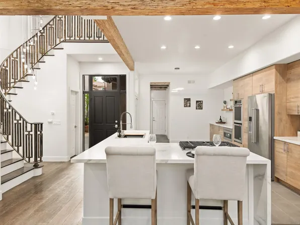 9767 Claiborne Sq, La Jolla, CA 92037