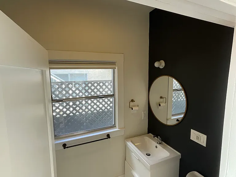 571 W 17th St — Photo 15