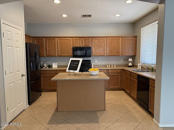 5th image of 1043 E JULIAN Drive