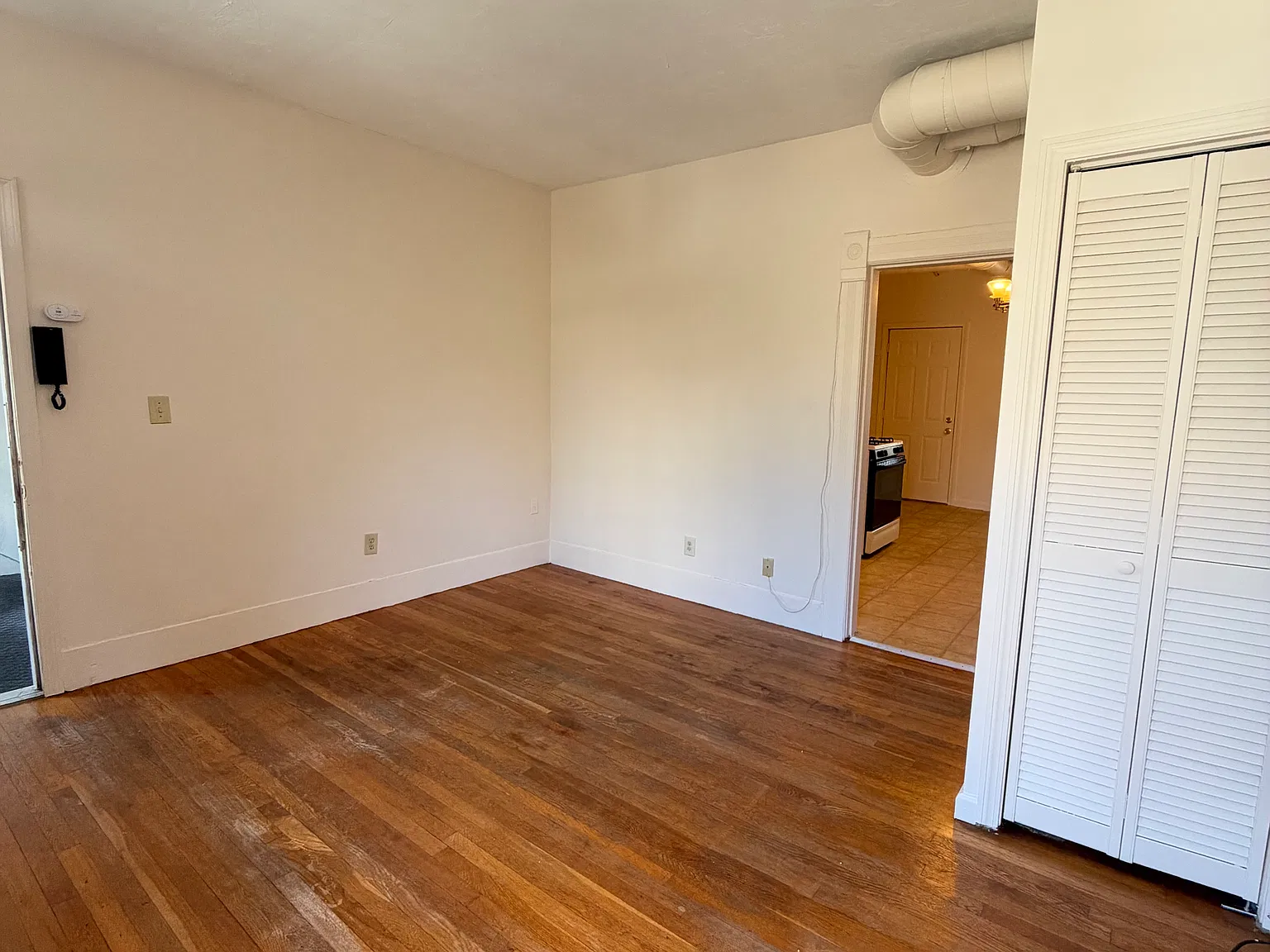 3 bed, 1070 sqft, $1,950 — Photo 2
