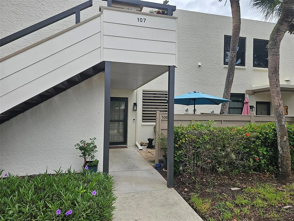 2 bed, 2.0 bath, 1408 sqft, $2,500 — Photo 2