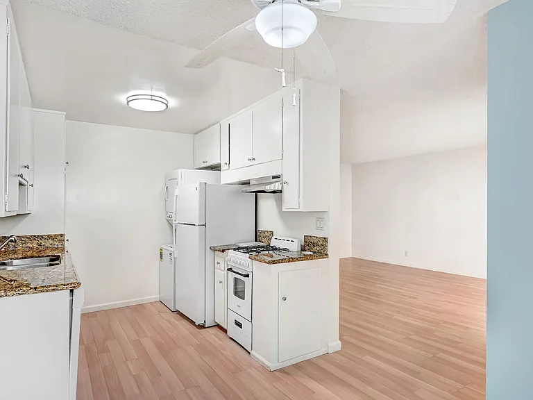 937 6th St in Santa Monica - North of Wilshire and 6 blocks to the beach! — Photo 2