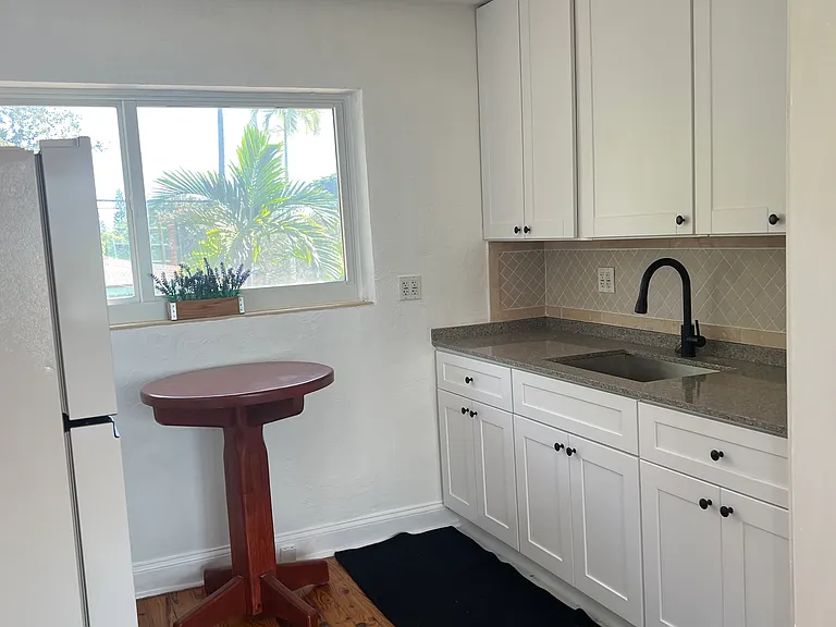 1704 N Dixie Hwy — Photo 3
