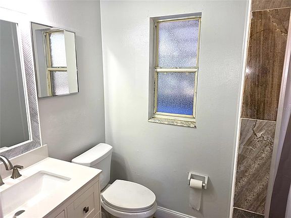 3rd image of 905 N Park Rd