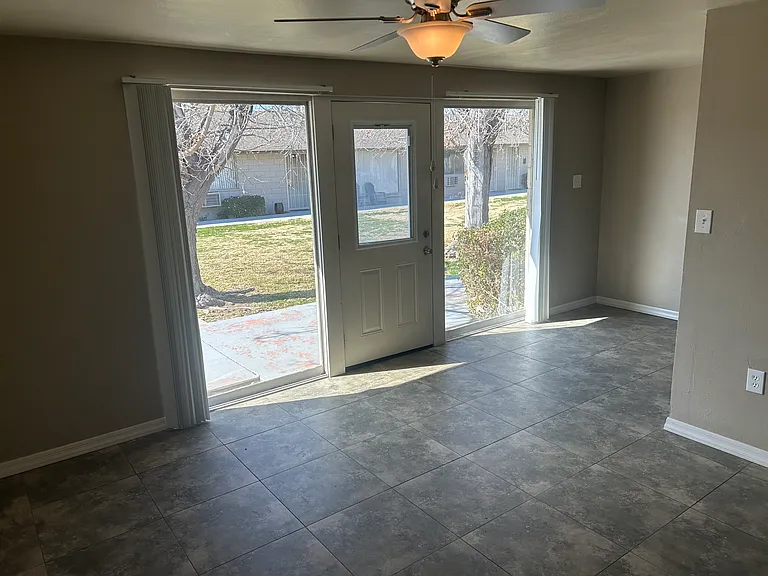 1122 E Maryland Ave #12 — Photo 5