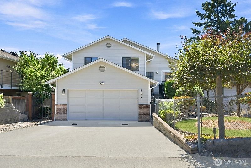 2nd image of 1011 N 28th Place